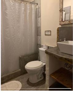 曼克拉Hospedaje La Quebrada的浴室配有白色卫生间和盥洗盆。