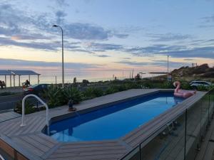 格莱内尔格Glenelg Beach House With Private Beachfront Pool的建筑物屋顶上的游泳池