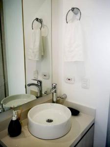 圣玛尔塔Pozos colorado Bello horizonte - Apartamento 70 mt2的白色的浴室设有水槽和镜子