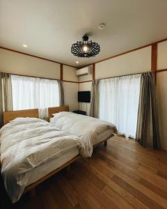神户Brücke Arima KOBE的一间卧室配有一张床和吊扇