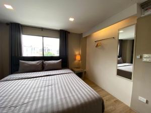 巴吞他尼Bansuay Bangkadi的一间卧室设有一张床和一个大窗户