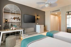 贝莱克Limak Arcadia Sport Resort Belek的一间酒店客房,配有一张床和一台电视