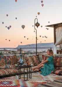 格雷梅赫拉凯弗套房酒店的坐在沙发上看热气球的女人