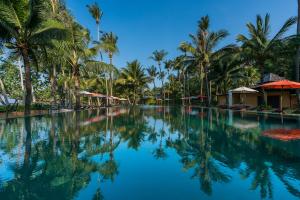 象岛Laguna Pearl Private Pool Villa - Koh Chang的度假村的游泳池拥有棕榈树和遮阳伞