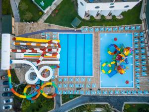 锡德Amara Family Resort的享有带度假村的游泳池的顶部景致