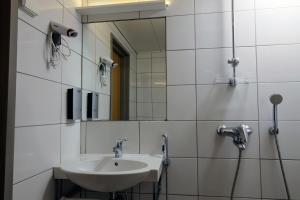 凯米Forenom Aparthotel Kemi的一间带水槽和镜子的浴室