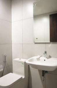PadurenanStayG Eastern Green by GranDhika - Bekasi的白色的浴室设有水槽和卫生间。