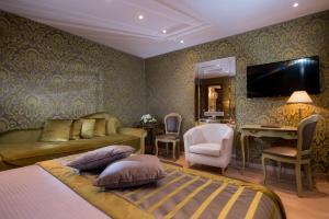 威尼斯卡马里内拉酒店的一间卧室配有一张床、一张书桌和一台电视