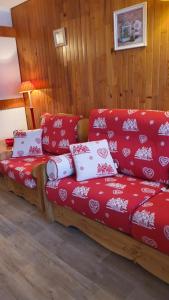 伊索拉2000伊索拉2000白雪前沿公寓的红色的沙发,红色和白色的枕头
