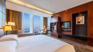 南京南京绿地洲际酒店的酒店客房设有一张大床和一台电视机。