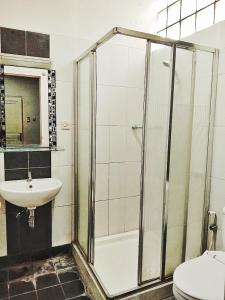 万隆Kulem Cisitu的带淋浴、盥洗盆和卫生间的浴室