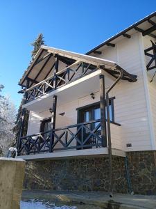 科索夫Villa Medova的带阳台的房子