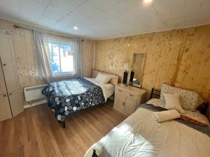 罗登Ski Mont Calm Water Falls River Rawdon Route 125的一间小卧室,配有两张床和镜子