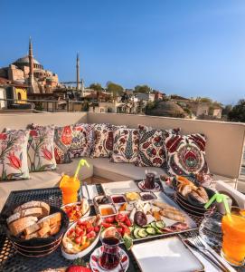 伊斯坦布尔Henna Hotel Istanbul的阳台上桌子上的托盘食物