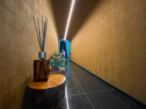 布拉加Lux Housing Século XXI的走廊上,房间里有一个桌子和花瓶