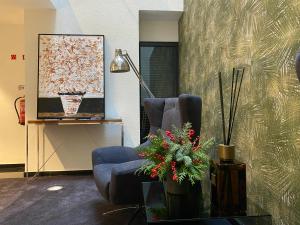 布拉加Lux Housing Século XXI的客厅配有蓝色椅子和灯