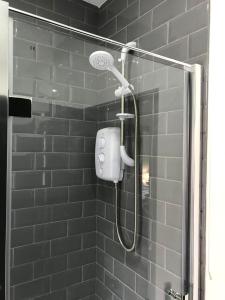 利物浦CLIFTON Apartments的浴室内配有淋浴和头顶淋浴