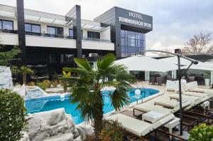 斯科普里Hotel Mirror的一座带游泳池和度假村的酒店
