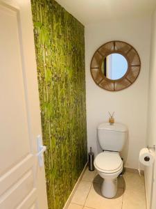 东方湾法国大街Sea Front Apartment Orient Bay的浴室设有白色的卫生间和镜子