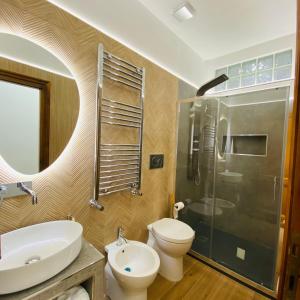 罗马Roma Tor Vergata Luxury House的一间带水槽、卫生间和淋浴的浴室