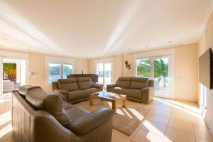 莫莱拉Villa Malibu - PlusHolidays的客厅配有两张沙发和一张桌子