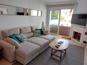 马贝拉Carib Playa Marbella apartments的带沙发和壁炉的客厅