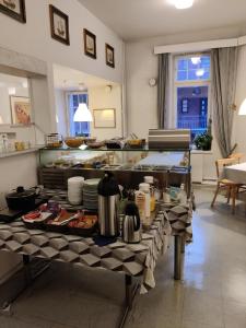 科特卡Hotelli Merikotka的厨房配有餐桌和食物