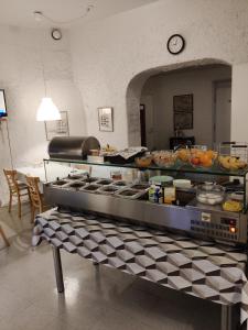 科特卡Hotelli Merikotka的厨房配有带食物的柜台