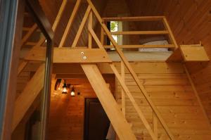 梅斯蒂亚Paradiso Mestia的小木屋内的一张高架床