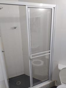 比亚维森西奥Costa del Llano Hotel Campestre的浴室里设有玻璃门淋浴