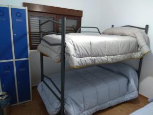BeiresCasa Rural El Albergue的客房内的两张双层床