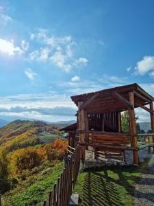 RudiniceEtno selo Izlazak的山边的木亭