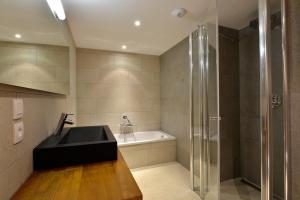 拉夏贝尔德邦达Oasis Les Portes du Soleil Mountain Resort的一间带水槽和淋浴的浴室