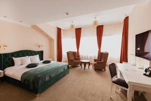 布拉索夫4Cardinal's Hotel Boutique的酒店客房,配有一张床、一张桌子和椅子