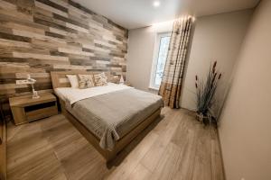 AlajõeValsid puhkemaja的一间卧室配有一张床和木墙