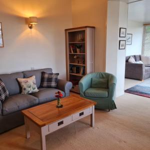 邓韦根Atholl House Skye的客厅配有两张沙发和一张咖啡桌