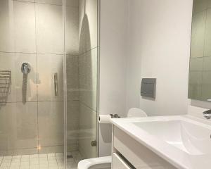 米德兰Waterfall Views From The Six- Luxurious Apartment的带淋浴、卫生间和盥洗盆的浴室