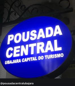 乌巴雅拉Pousada Central-Ubajara Capital do Turismo的蓝色标志,上面写着普卡迪亚中心