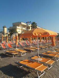 阿尔本加索尔酒店的沙滩上的一把椅子和遮阳伞