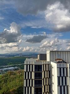 努沙再也Malaysia Johor Medini Studio的享有高耸的白色建筑和天空的景色