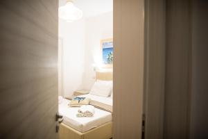 圣卡特琳娜迪纳德Le Stanze di Marco的客房设有床和带毛巾的镜子。