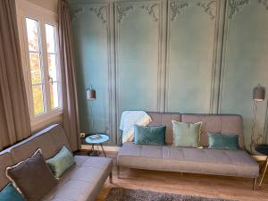 博帕德RHEIN-SUITES BOPPARD的带沙发和2扇窗户的客厅