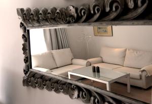 科洛尼亚圣霍尔迪Moderne Ferienwohnung Primavera的带沙发和镜子的客厅