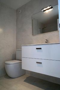 科洛尼亚圣霍尔迪Moderne Ferienwohnung Primavera的一间带水槽、卫生间和镜子的浴室