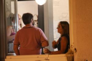 热拉梅提姆加德酒店的站在镜子前的男人和女人