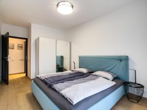 布达佩斯Duna terrace的一间卧室配有一张大床和蓝色床头板