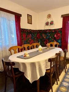 Statjunea BorsaCasa Fântâna - La poalele muntilor -50 de metri de pârtia Olimpică的一间配备有白色桌椅的用餐室