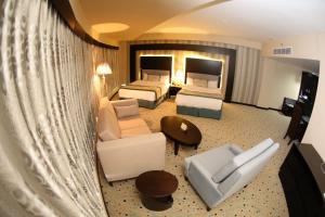 拉马拉巴勒斯坦广场酒店的酒店客房带两张床和一个客厅