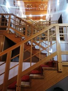 布尔泽策兰克维奇别墅宾馆的木制螺旋楼梯的顶部景色