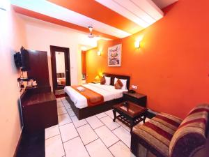 新德里Hotel Unistar的酒店客房,配有床和沙发